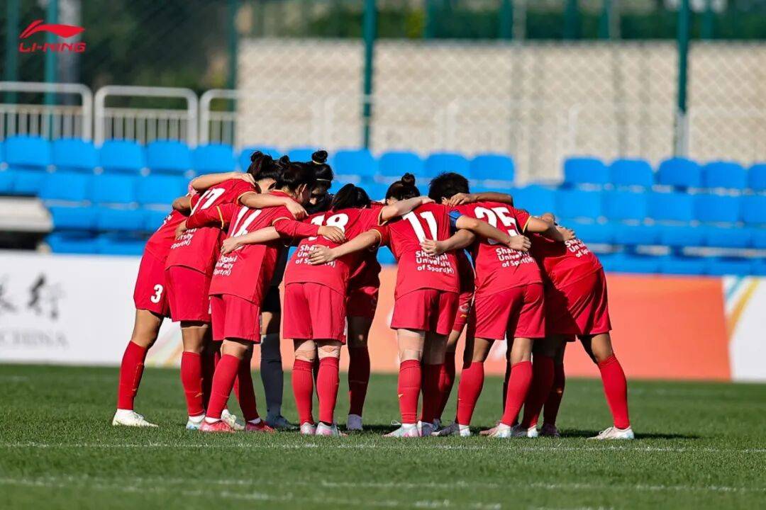 雷火电竞网址-参与女足赛事的运动员们拼尽全力争胜