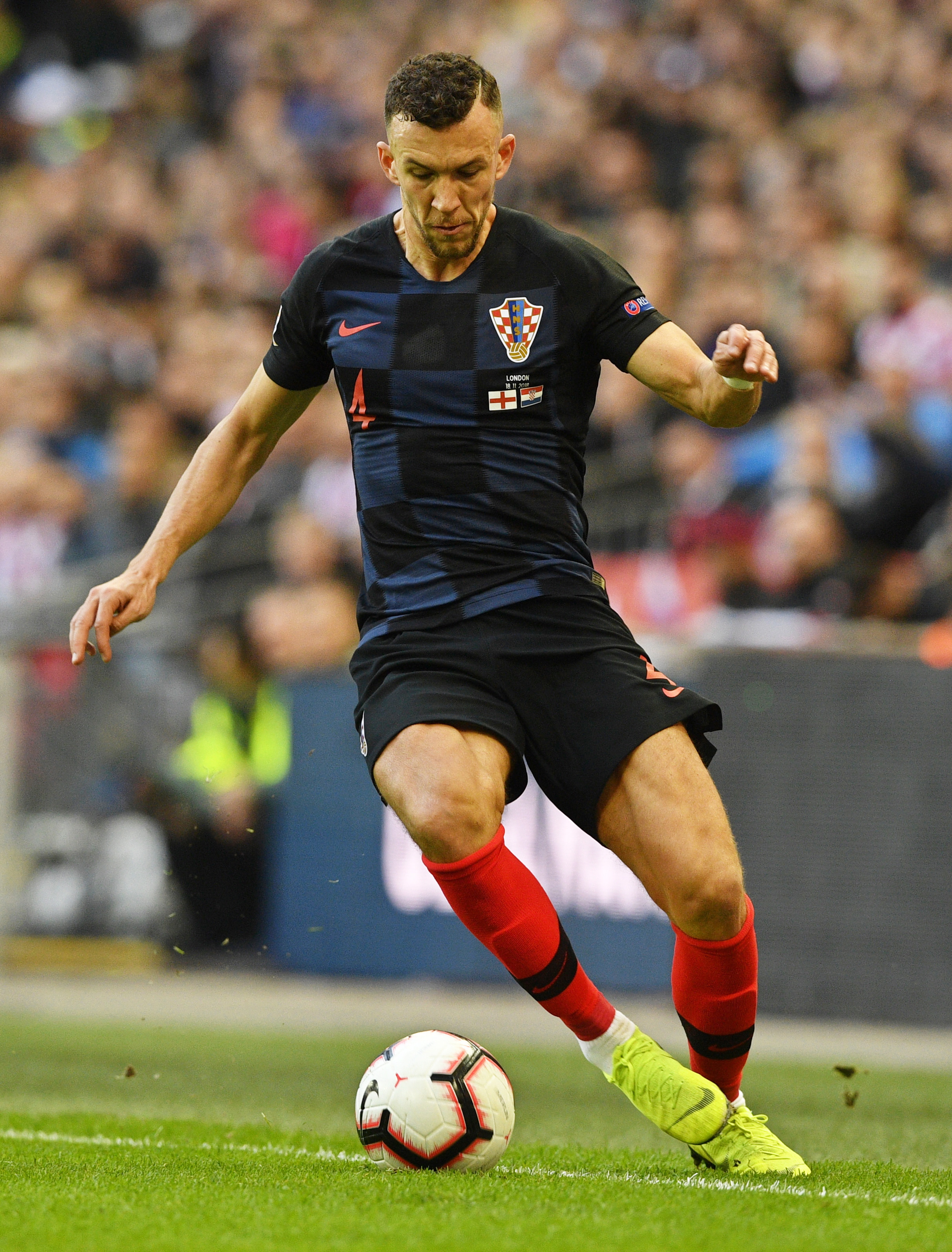 雷火电竞官网-欧洲国家联赛决胜阶段热闹纷呈，球场上一派紧张