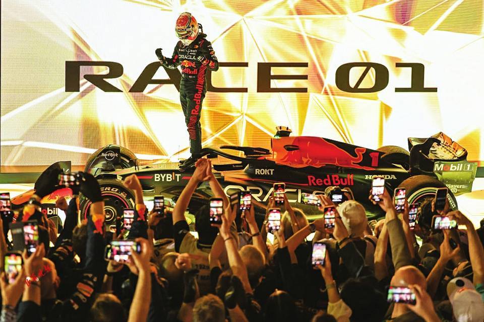 威廉姆斯完胜阿斯顿马丁，佩雷兹高光表现